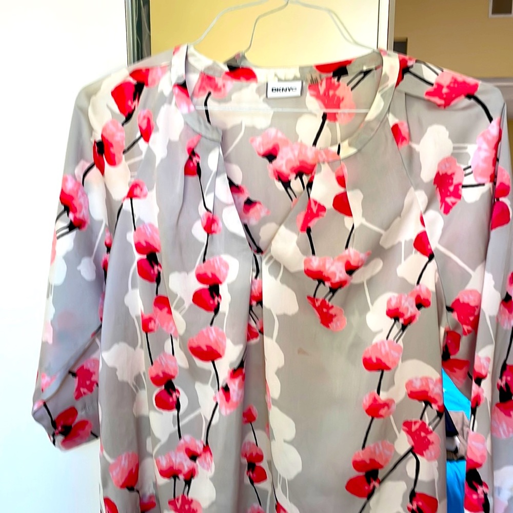 DKNYC multicolored blouse with 3/4 wide sleeve